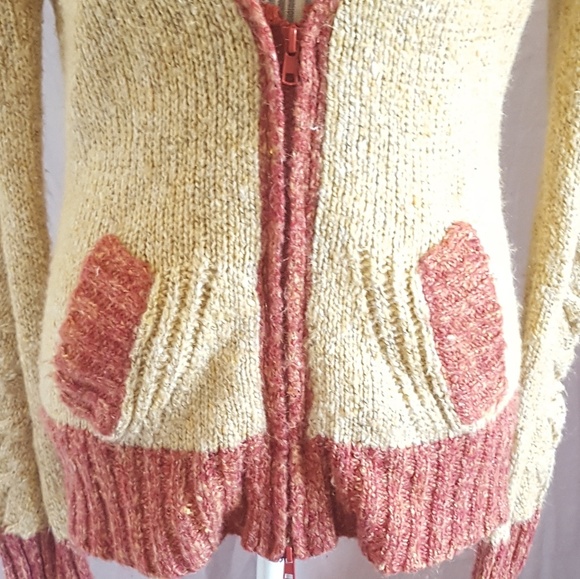 Yellow and red sweater - Picture 7 of 8